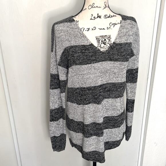 a.n.a Grey Striped Cotton V-Neck Sweater size Large - Picture 2 of 6